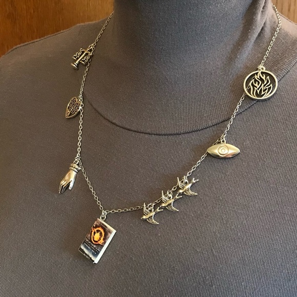 Divergent by Veronica Roth Handmade Literature Necklace, Book Cover, 3 Birds - Picture 5 of 16